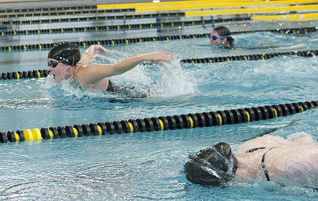 Women’s swimming and diving snags win, men’s team falls against Eau Claire