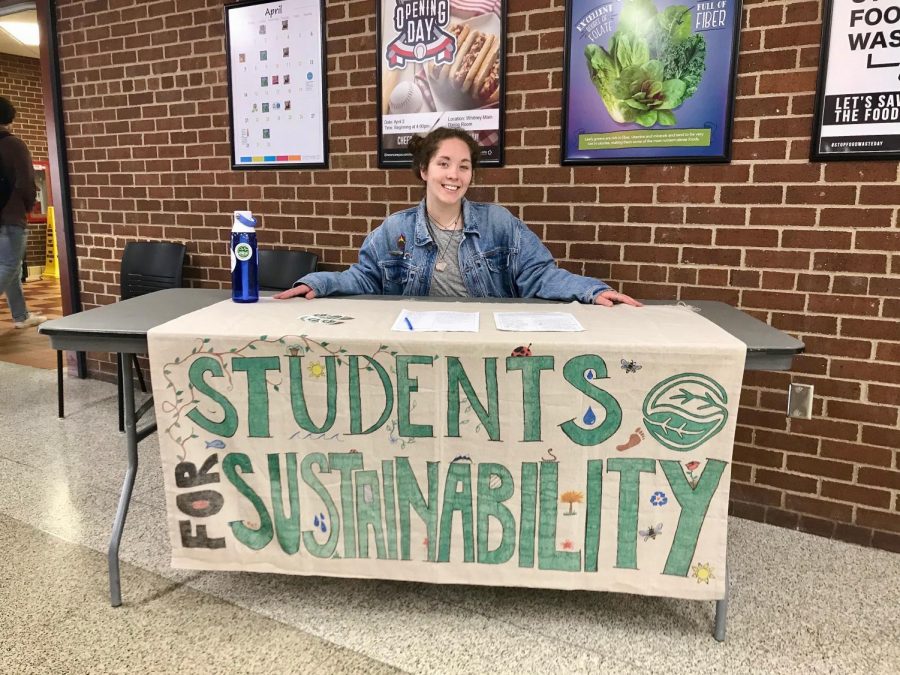 UWL Co-Chair of Students for Sustainability  Madelynn Makinster tabling in Whitney Dining Hall. Photo by Julia Balli. 