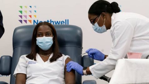 New York critical care nurse, Sandra Lindsay, receiving the Pfizer-BioNTech COVID-19 vaccine. Image retrieved from CNBC.